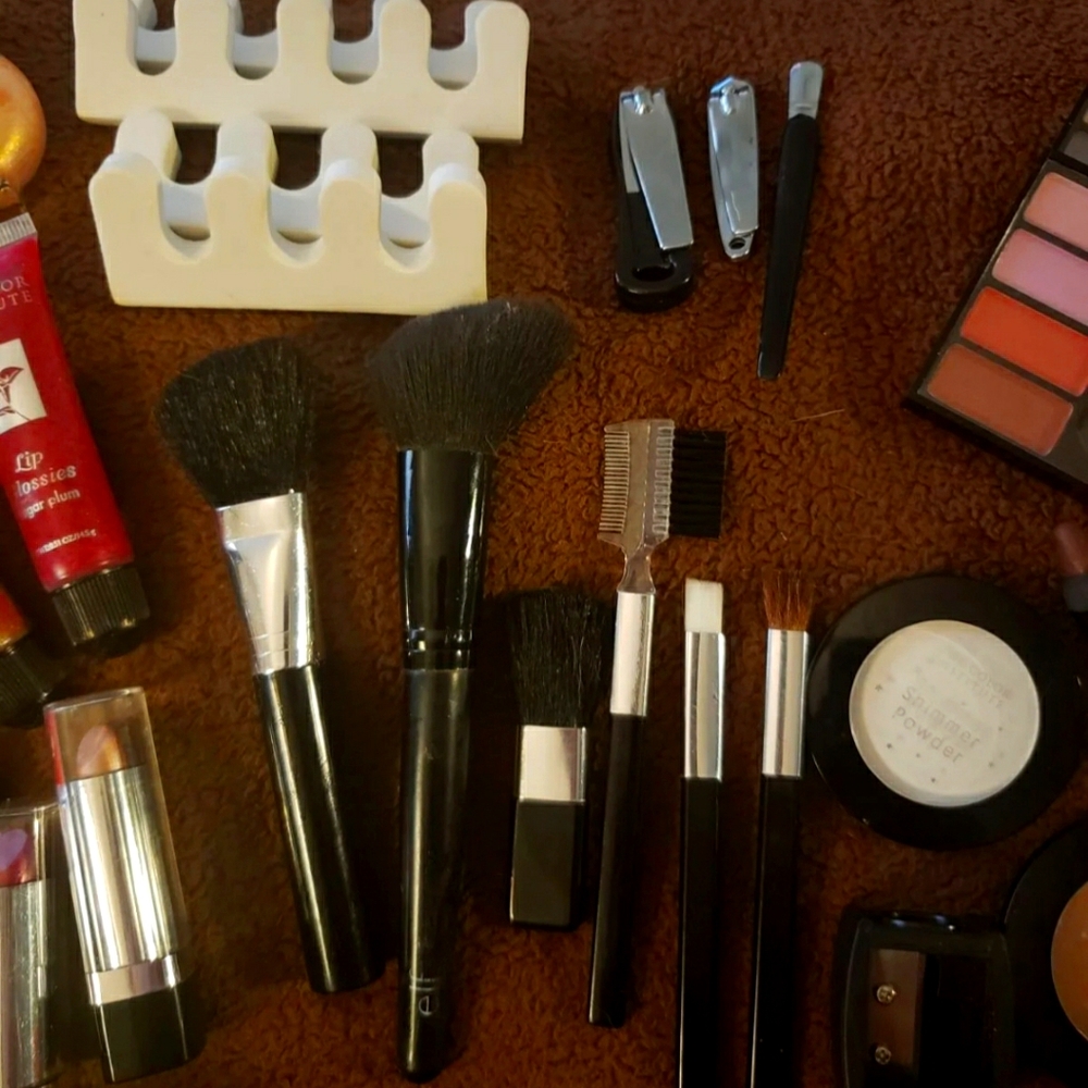 The Color Institute makeup/accessories.